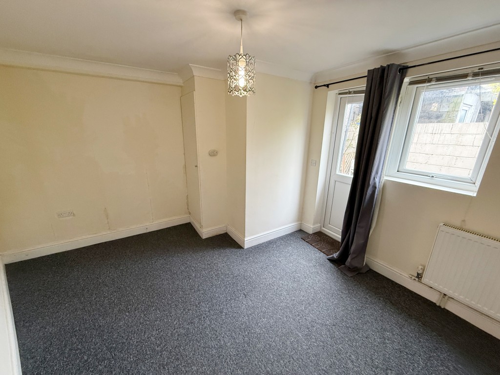Lot: 121 - PAIR OF FLATS WITH PART VACANT POSSESSION - Bedroom